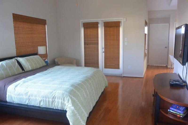 Modern B & B Houston Exterior photo