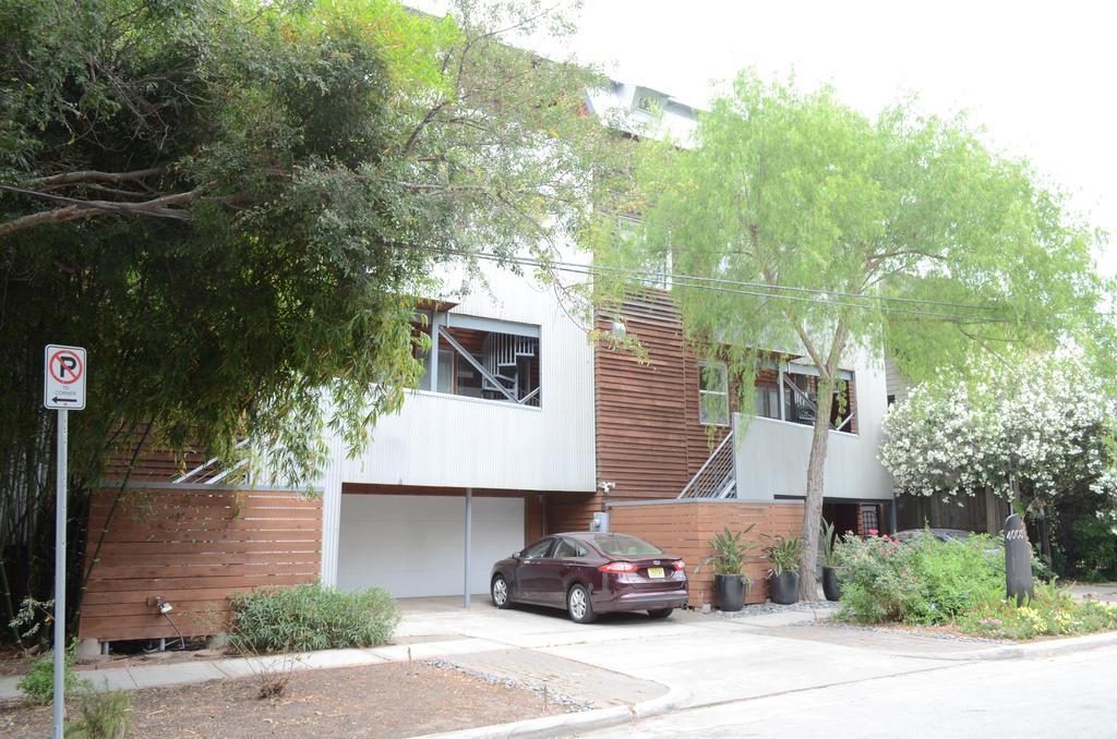 Modern B & B Houston Exterior photo